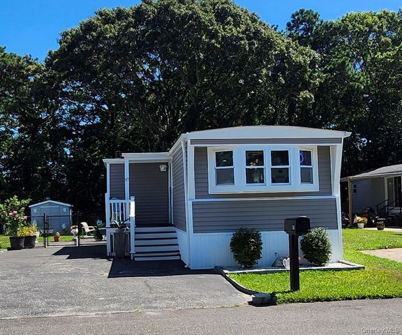 47 Betsy Ross Dr, Bohemia, NY 11716