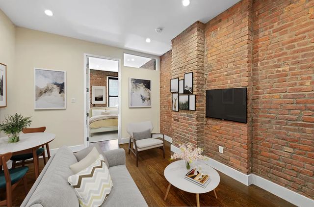 244 W  22nd St #5A, New York, NY 10011