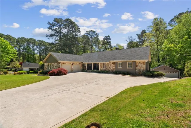 1917 Tiffany Ln, Dalton, GA 30720