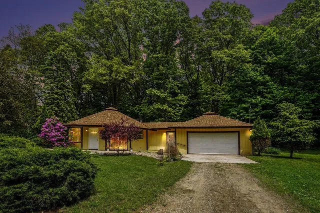 2308 N  33rd St, Galesburg, MI 49053