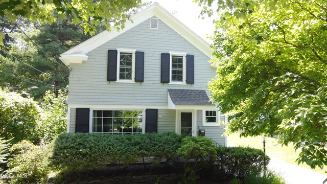 31 Oakwood Place, Delmar, NY 12054