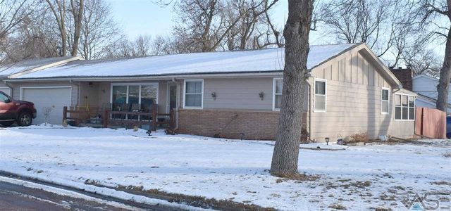 2220 E  Sylvan Cir, Brandon, SD 57005