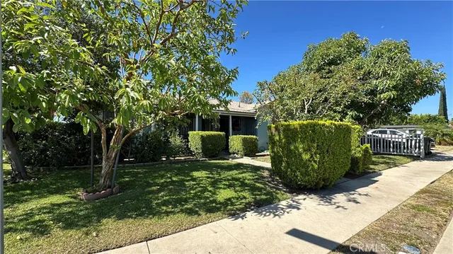 19400 Scroll St, Reseda, CA 91335