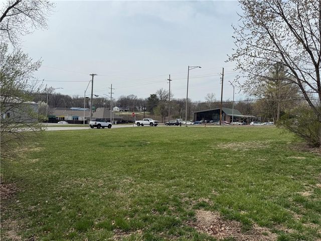 8701 N  Oak Trafficway, Kansas City, MO 64155