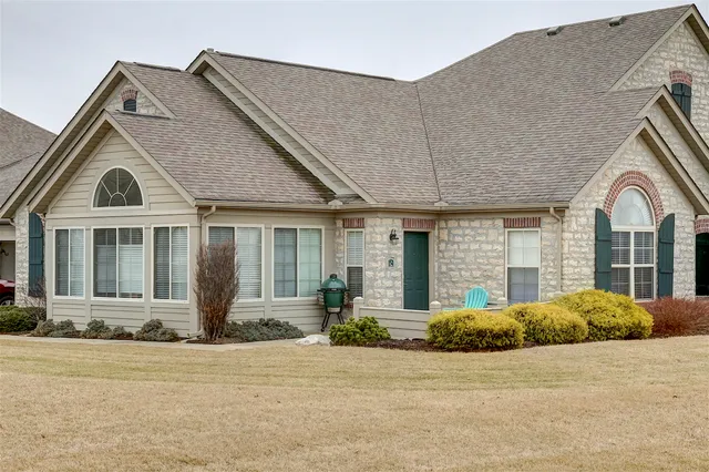 2880A Canterbury Cir, Port Clinton, OH 43452