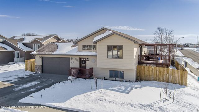 908 16th Ave E, Dickinson, ND 58601