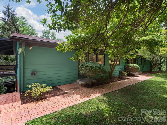 65 Cliff Dr, Laurel Park, NC 28739