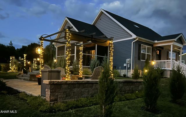 2114 Pineview Dr, Hollidaysburg, PA 16648