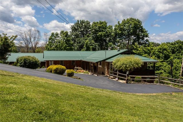 996 N  Bluff Dr, New Kensington, PA 15068
