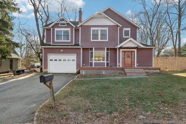 10 W Sanders Street, Greenlawn, NY 11740