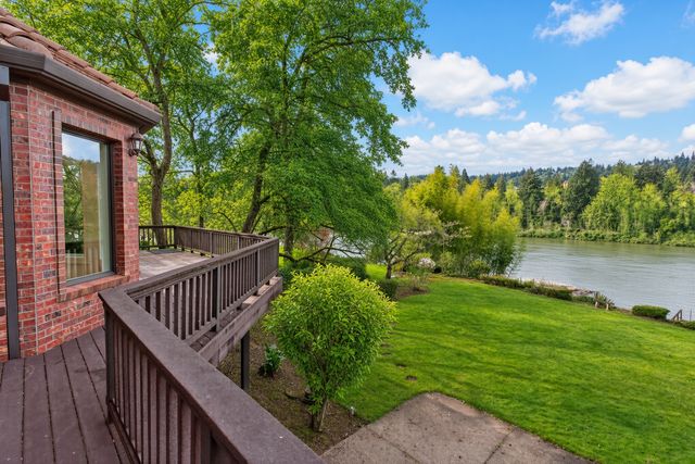 1645  SE Oak Shore Ln, Portland, OR 97267