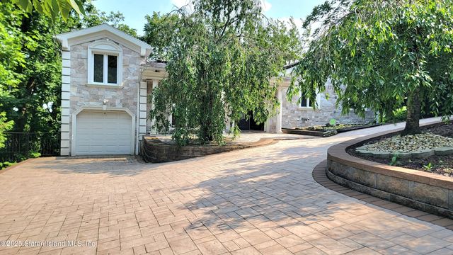 200 Coverly Ave, Staten Island, NY 10301