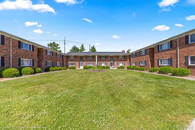 31831 Grand River Ave #86, Farmington, MI 48336