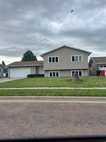 1226 Pasque Cir, Yankton, SD 57078