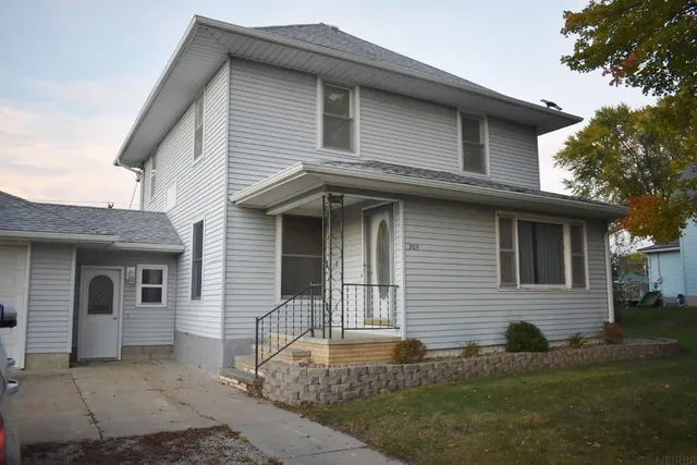 205 Grove St, Fairbank, IA 50629