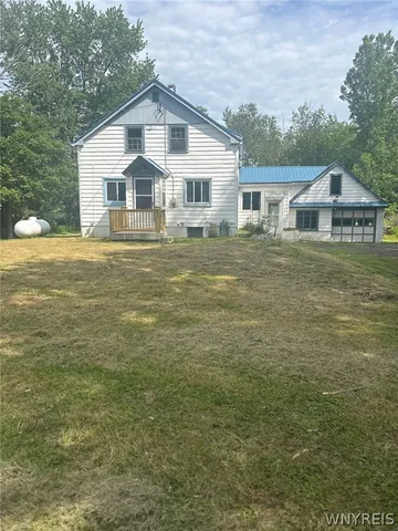 6815 Southwestern Blvd, Lake View, NY 14085