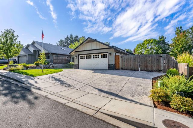 231 SE Sand Canyon Ln, Grants Pass, OR 97527