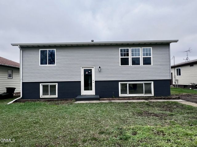116 College St, Flasher, ND 58535