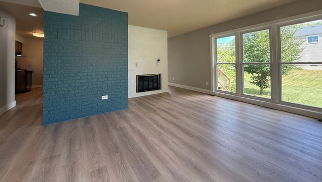 1283 NW 90th Ct, Clive, IA 50325