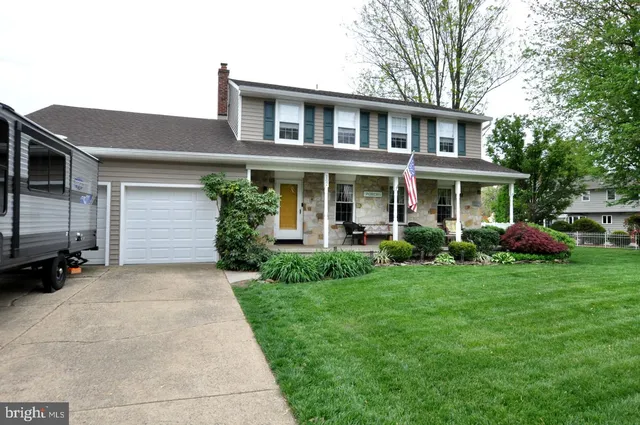 102 Holiday Ct, Mount Laurel, NJ 08054