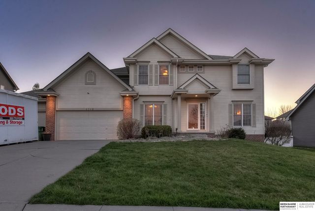 2360 Crystal Creek Dr, Papillion, NE 68046