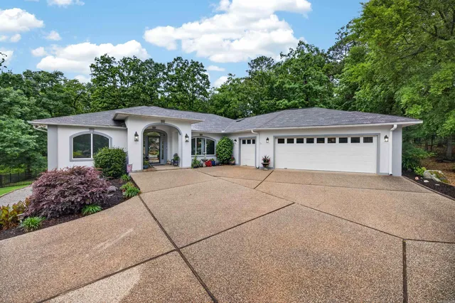 65 Loyola Dr, Hot Springs Village, AR 71909