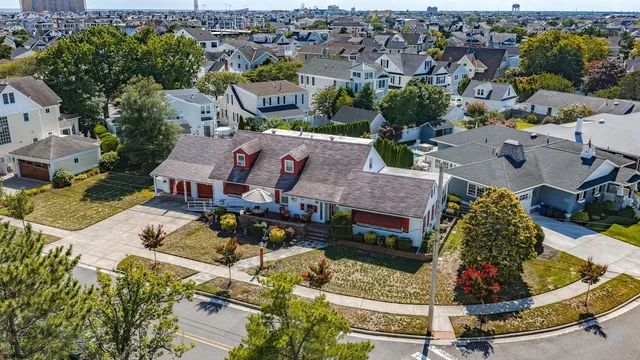 2 Holly Tree Rd, Ocean City, NJ 08226