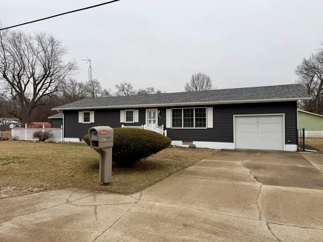 402 E  Saint Louis St, Knox, IN 46534
