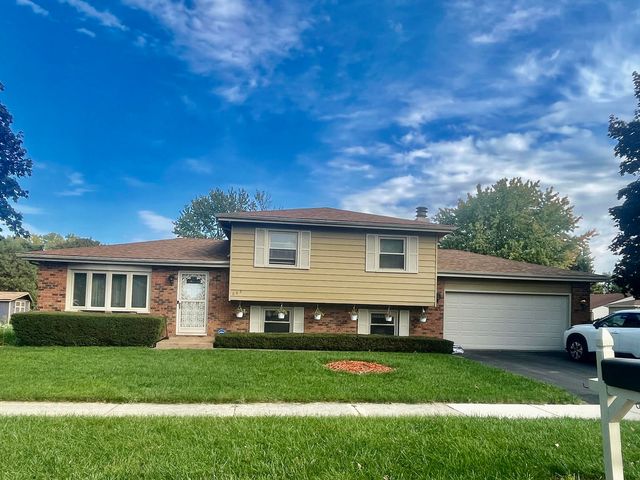 605 Renee Dr, South Elgin, IL 60177