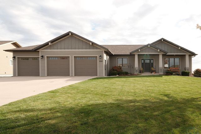 1028 8th Ave SE, Sioux Center, IA 51250