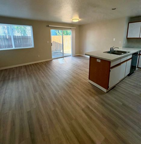 13708 NE 18th St #1, Vancouver, WA 98684