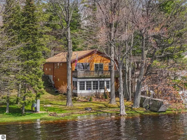 2301 E  Lake Mitchell Dr, Cadillac, MI 49601