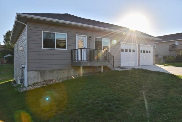 729 Country Dr, Pierre, SD 57501