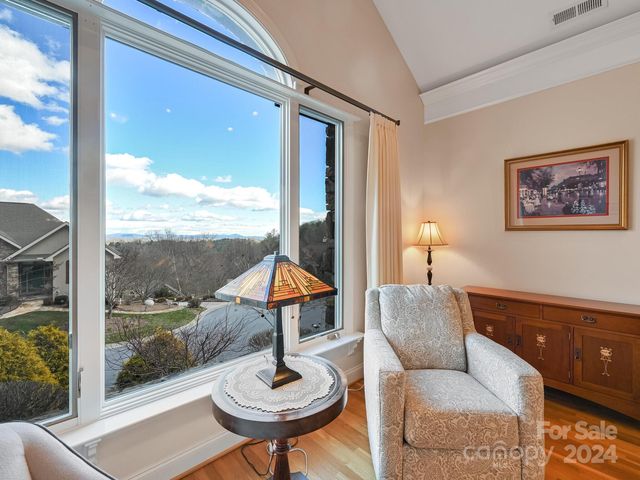 70 Carriage Highlands Ct, Hendersonville, NC 28791