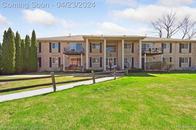 6139 Orchard Lake Rd #104, West Bloomfield, MI 48322