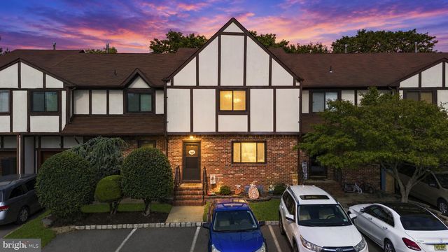 6 Devonshire Ct, Ewing, NJ 08628
