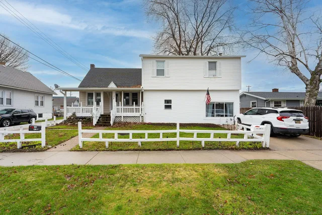 1918 Minnie St, Port Huron, MI 48060