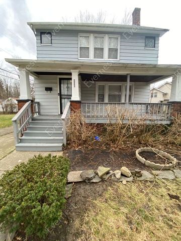 866 Selwyn Rd, Cleveland Heights, OH 44112