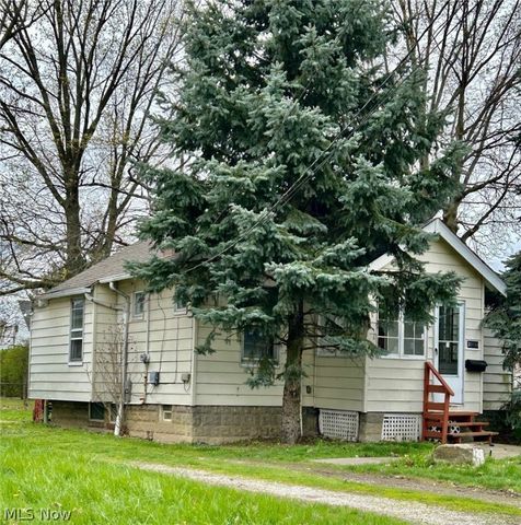 30144 Thomas St, Willowick, OH 44095