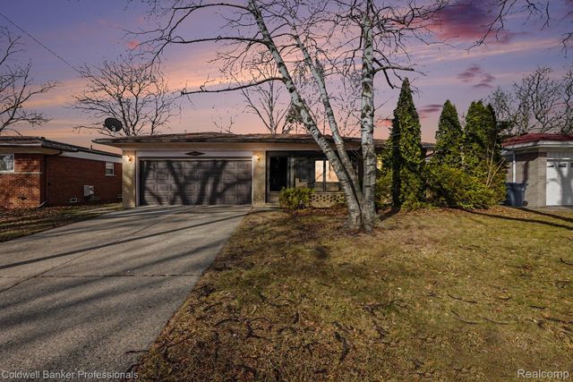 30205 Boewe Dr, Warren, MI 48092