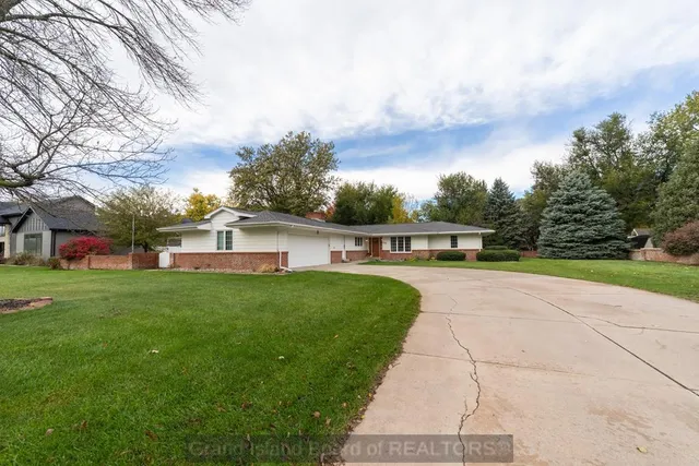 2516 Arrowhead Rd, Grand Island, NE 68801