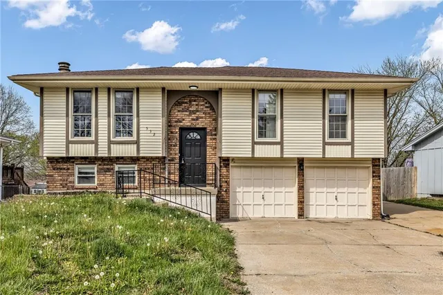 532 NE 98th Pl, Kansas City, MO 64155