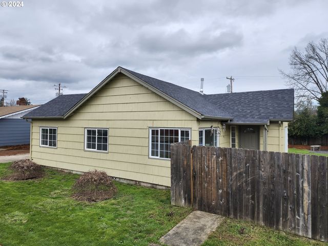 320 Grant Ave, Cottage Grove, OR 97424