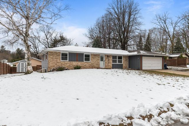 144 Cliffview Dr, Green Bay, WI 54302