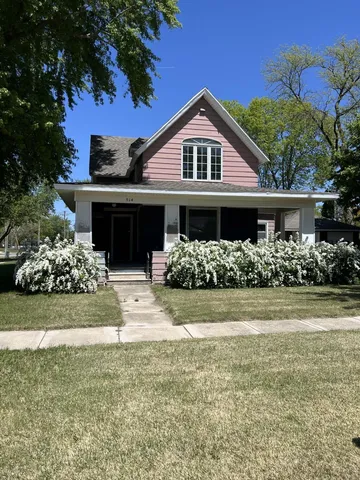 514 2nd St NW, Independence, IA 50644