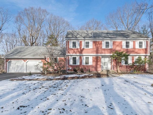 40 Rolling Ln, Dover, MA 02030