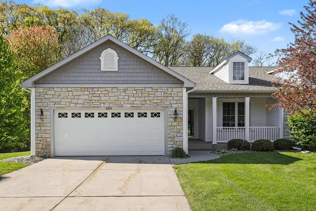 2221 Hunters Run, Kalamazoo, MI 49048