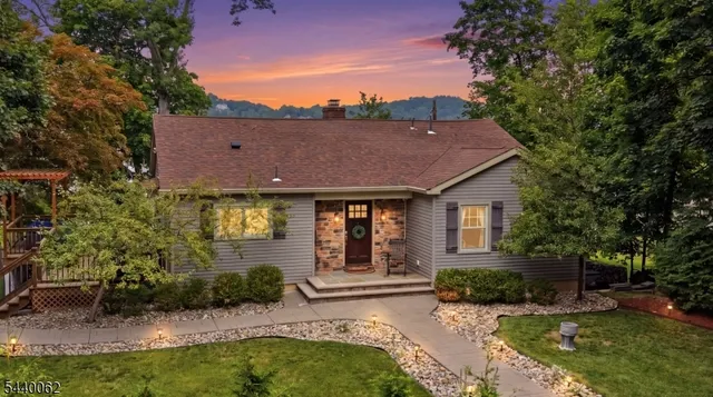 126 E Shore Trl, Sparta, NJ 07871