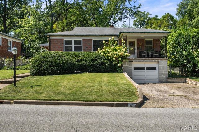 1613 Salem Hills Dr, Saint Louis, MO 63119