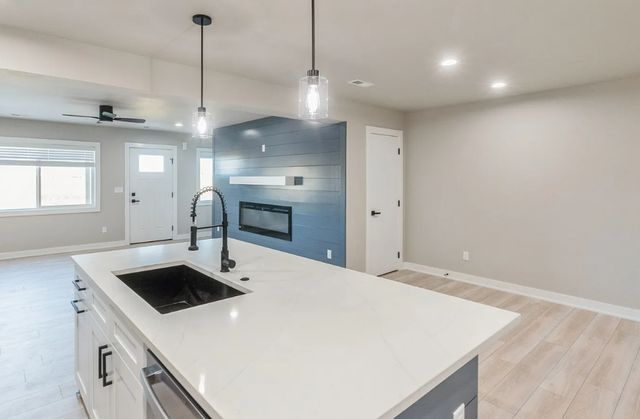 14210 Springbrook Trl, Urbandale, IA 50323